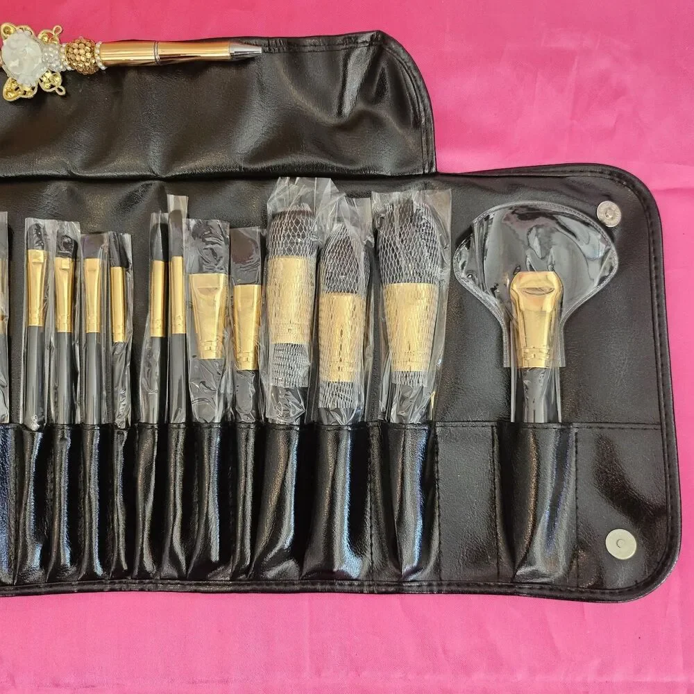 New B.B.W. Cosmetics 24 Piece Makeup Brush Set Travel Carrying Case Black/Gold